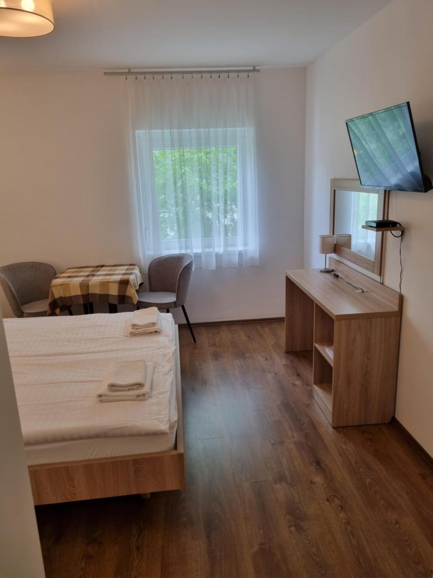 Adam Apartmanhaz Siófok Rom bilde